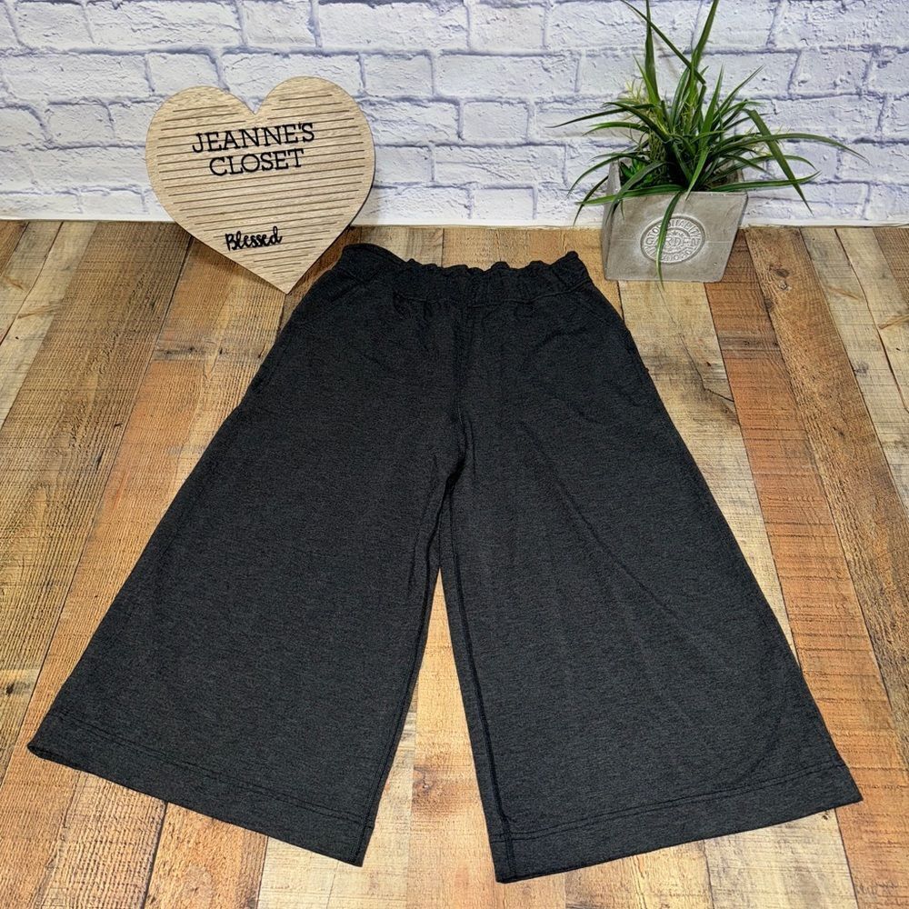 Lululemon Hello Sunday Crop
Heathered Mod Black! EUC size 10